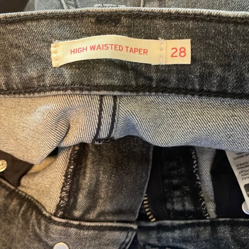Levi’s high rise tapered washed black jeans size US 28